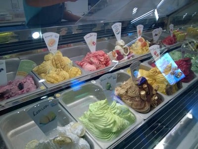 ไอศกรีมผลไม้หลากหลาย