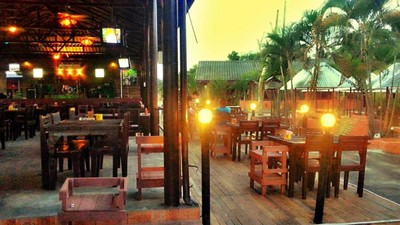 บรรยากาศในร้านอาหารเป็นต่อสโมสร (ถ่ายจากสถานที่จริง)