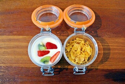 Yoghurt Parfait เสิร์ฟมาในกระปุกที่เราสามารถเอากลับบ้านได้ทันที