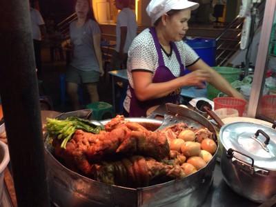 ขาหมู ดูน่ากิน แต่ผมยั้งใจ ให้เพื่อนสั่งแทน 555