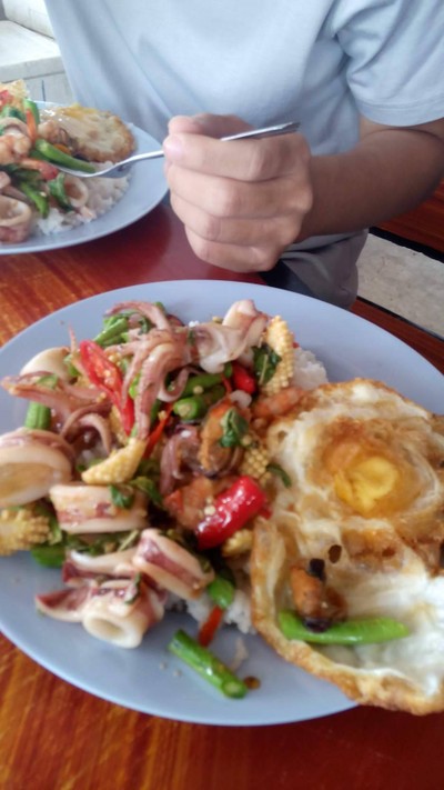 ข้าวราดกระเพราทะเล