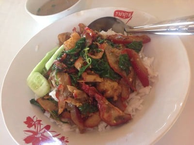 ข้าวกระเพราหมูแดงใส่กากหมู