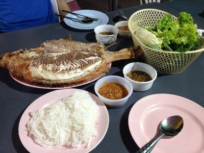 มหาราชาปลาเผา (Maharacha Pla Pao) หน้าศาลจังหวัดชลบุรี มหาราชาปลาเผา (Maharacha Pla Pao) หน้าศาลจังหวัดชลบุรี