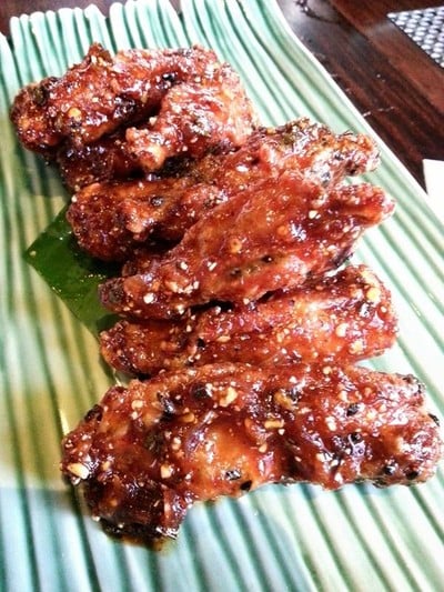 ปีกไก่ทอดแจ่ว ยกให้เป็นเมนูพิเศษสุดไปเลย อร่อยเว่อร์ แจ่วที่ราดมาแซ่บมากค่ะ