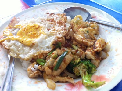 ข้าวไก่ผัดน้ำพริกเผา ไข่ดาว