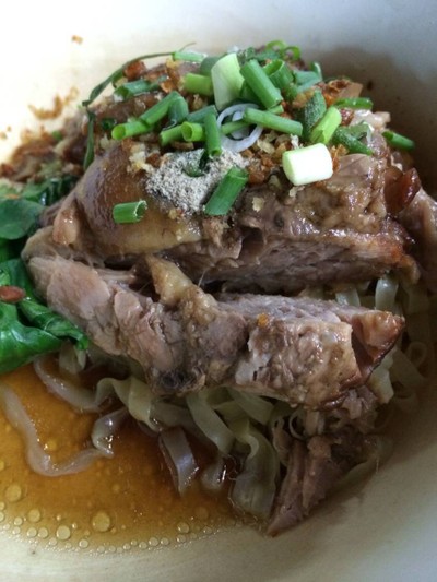 เกาเหลาสามหมู ข้าวขาหมูร้อยอาจารย์ - บรรทัดทอง