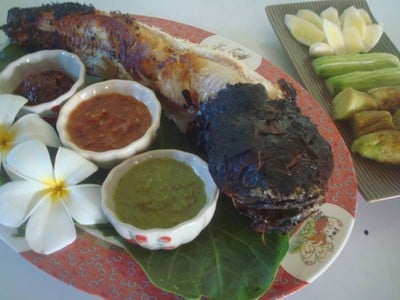 ปลาช่อนอบฟาง ปลาสดมากเนื้อหวาน น้ำจิ้มมีสามอย่างแกล้มกับมะเขือเผาแตงกวา อร่อยมาก