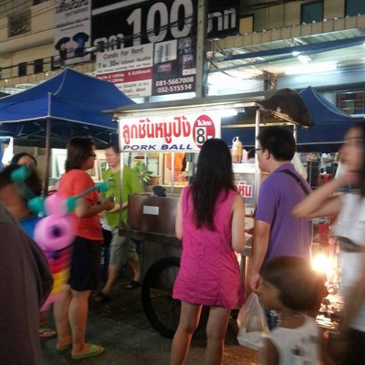 ลูกชิ้นหมูหัวหิน ตลาดโต้รุ่ง