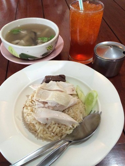 ข้าวมันไก่และตีนไก่ตุ่น ข้าวไก่รสชาติงั้นๆ ส่วนตุ่นๆก้ออร่อยดี