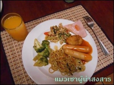 ตามด้วยผัดบล็อคโคลี่ กระเพราไก่ ไส้กรอก แฮม ผัดหมี่ และ hash brown (มันบดทอด)
