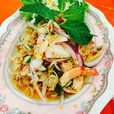 ยำกุ้งสมุนไพร