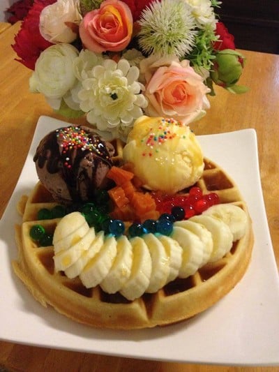วาฟเฟิลนมสด +ไอศกรีม +ผลไม้
