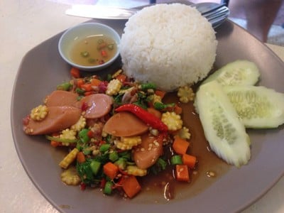 ข้าวผัดกระเพราไส้กรอก