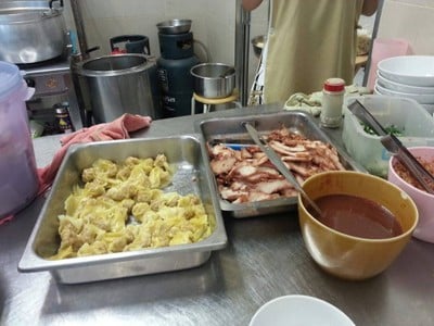 เกี๊ยวกะหมูแดงพร้อมจะลงถ้วย