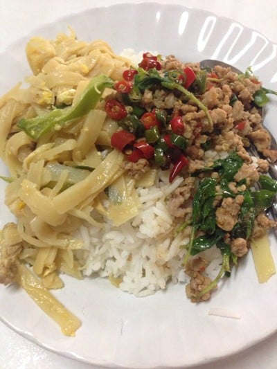 ข้าวราดผัดหน่อไม้กับกะเพราหมู 