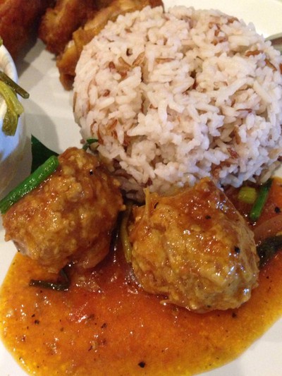 หมูก้อนทอดราดซอส