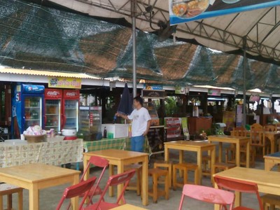มีร้านค้าหลากหลาย เป็นซุ้มๆ