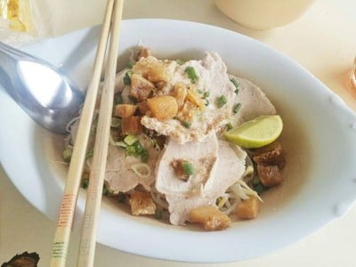 แป๊ะเฉื่อย ก๋วยเตี๋ยวเส้นจันทร์