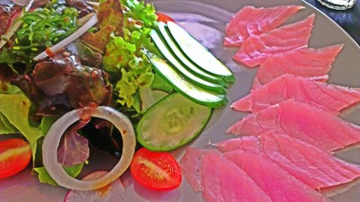 สลัดปลาทูน่าราดซอสญี่ปุ่น