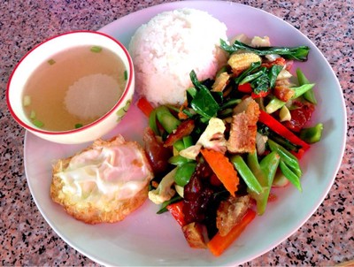 ข้าวราดผัดผักรวมหมูกรอบ+ไข่ดาว 35 บาท