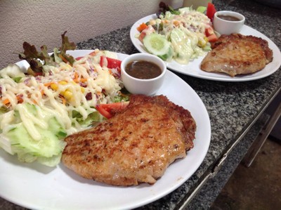 พอร์คชอพซอสพริกไทยดำ & สลัด