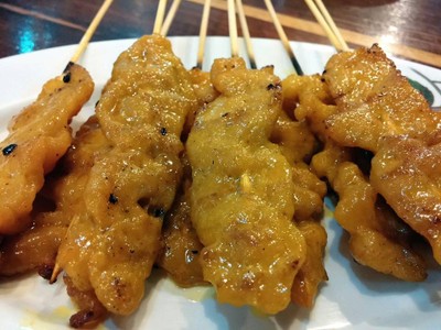 หมูสะเต๊ะ ค่อนข้างมัน กลิ่นผงกะหรี่แรงไปหน่อย