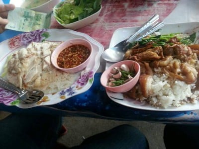มีร้านขาหมูใกล้ๆ ก็ให้เยอะ อร่อย