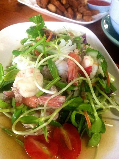 ยำต้นอ่อนทานตะวัน