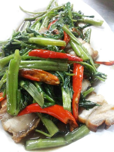 ผักบุ้งไฟแดงหมูกรอบ