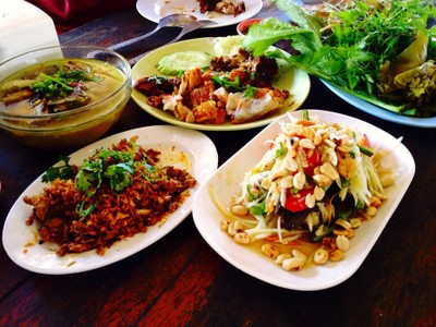 ขาหมูกรอบ-ไก่ย่าง สันมะเฟือง ขาหมูกรอบ-ไก่ย่าง สันมะเฟือง