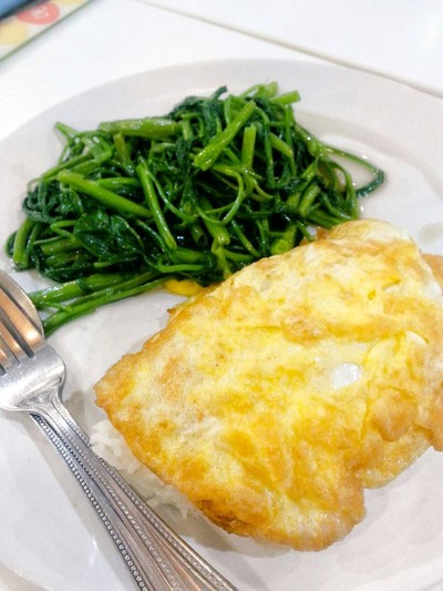 ข้าวราดผัดผักบุ้งไฟแดงไข่เจียว