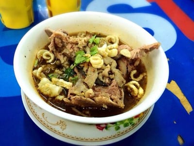 ก๋วยเตี๋ยวกระดูกหมู ป้ายเหลือง