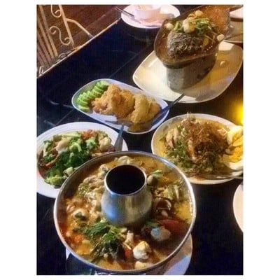 สวนอาหารอิ่มริมธาร