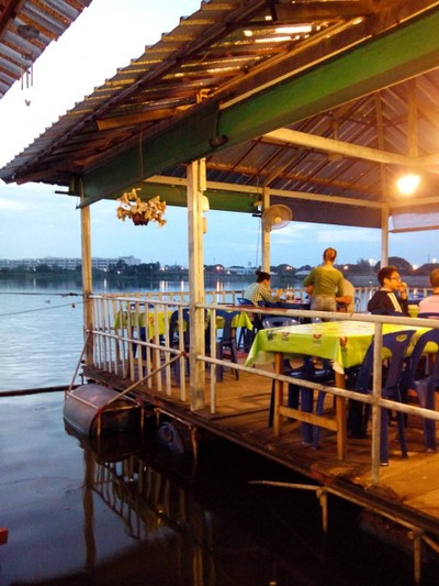 ร้านอาหารแพริมบึง (PHEA RIM BUENG RESTAURANT) ร้านอาหารแพริมบึง (PHEA RIM BUENG RESTAURANT)