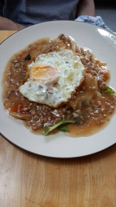 ราดหน้าหมูสับใส่ไข่ดาว (90/110 บาท)