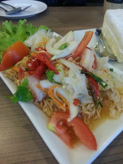 ยำมาม่า...รสแซ่บมากก อร่อยเลย