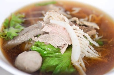 ก๋วยเตี๋ยวเนื้อวัวรสเยี่ยม ถนนมูลเมือง