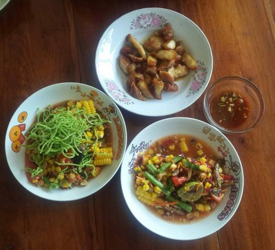 ส้มตำหมี่กรอบ ตำข้าวโพดปลากรอบ คอหมูย่าง 