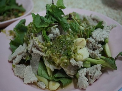 เสิร์ฟพร้อมคะน้าข้างใต้