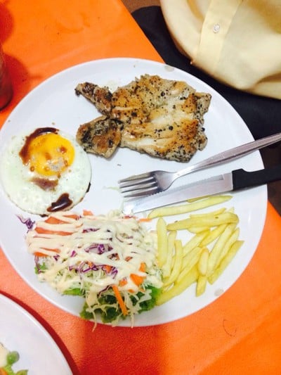 สเต็กไก่อก พริกไทยดำไข่ดาว