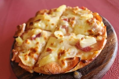 ซุปเปอร์ฮาวาเอี้ยนพิซซ่า (ถาดเล็ก 99 บาท ถาดกลาง 199 บาท ถาดใหญ่ 299 บาท)