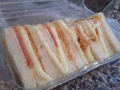 ขนมปังไส้กรอก+ไก่หยอง มายองเนส กล่องละ 20฿