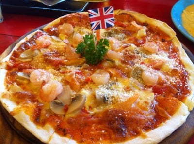 อีกมุมพิซซ่า เครื่องเยอะ ใส่กุ้งมาเยอะ