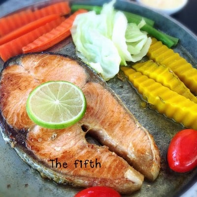 สเต็กปลาแซลมอนจานร้อน 199.-