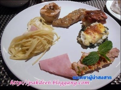 จานนี้มีสปาเก็ตตี้ครีมซอส ไก่อบ ปลาอบ หมูอบ ผักโขมอบชีส หมูมะนาว แฮม รสธรรมดา