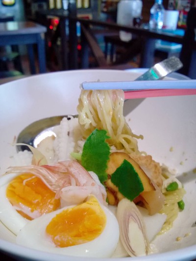 ก๋วยเตี๋ยวไข่ยางมะตูม บ้านป๋ากู