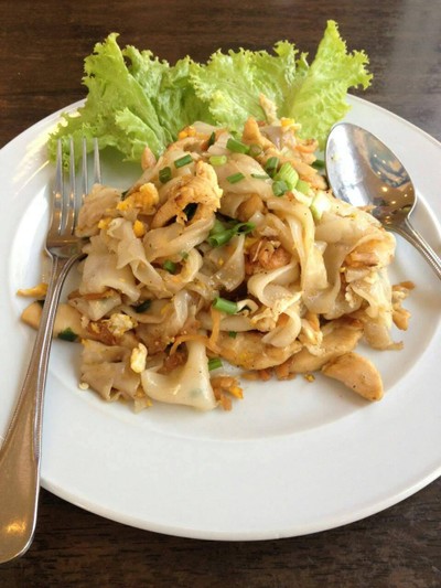 ก๋วยเตี๋ยวคั่วไก่ 80.-