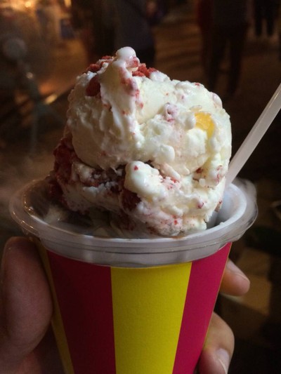 ไอศครีมโยเกิร์ต ใส่ topping เป็น Strawberry กับ Macadamia