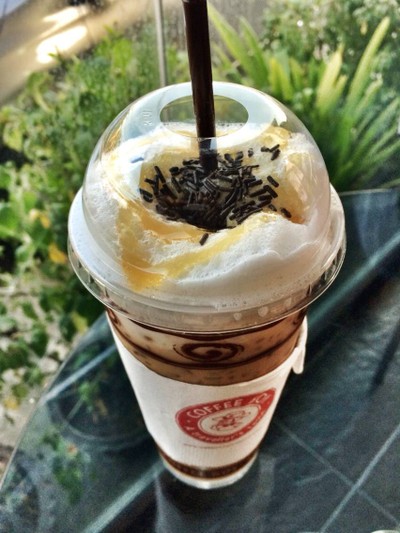 คาปูเย็น ฟองนมราดคาราเมลหวาน