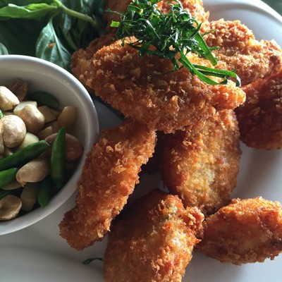 แหนมทอดหิมะ(มั้ง จำชื่อไม่ได้) ถ้ามีเบียร์เย็นๆ นี่ถึงกลับเพลินไปเลย